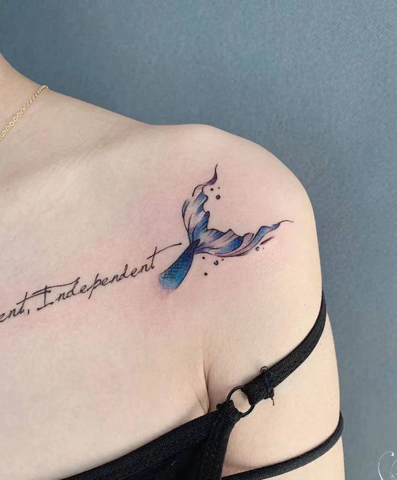 鲸尾纹身图片_胸部水彩花体字纹身图案