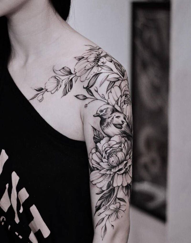 花鸟纹身图片_胸部肩部水墨点刺花鸟纹身图案