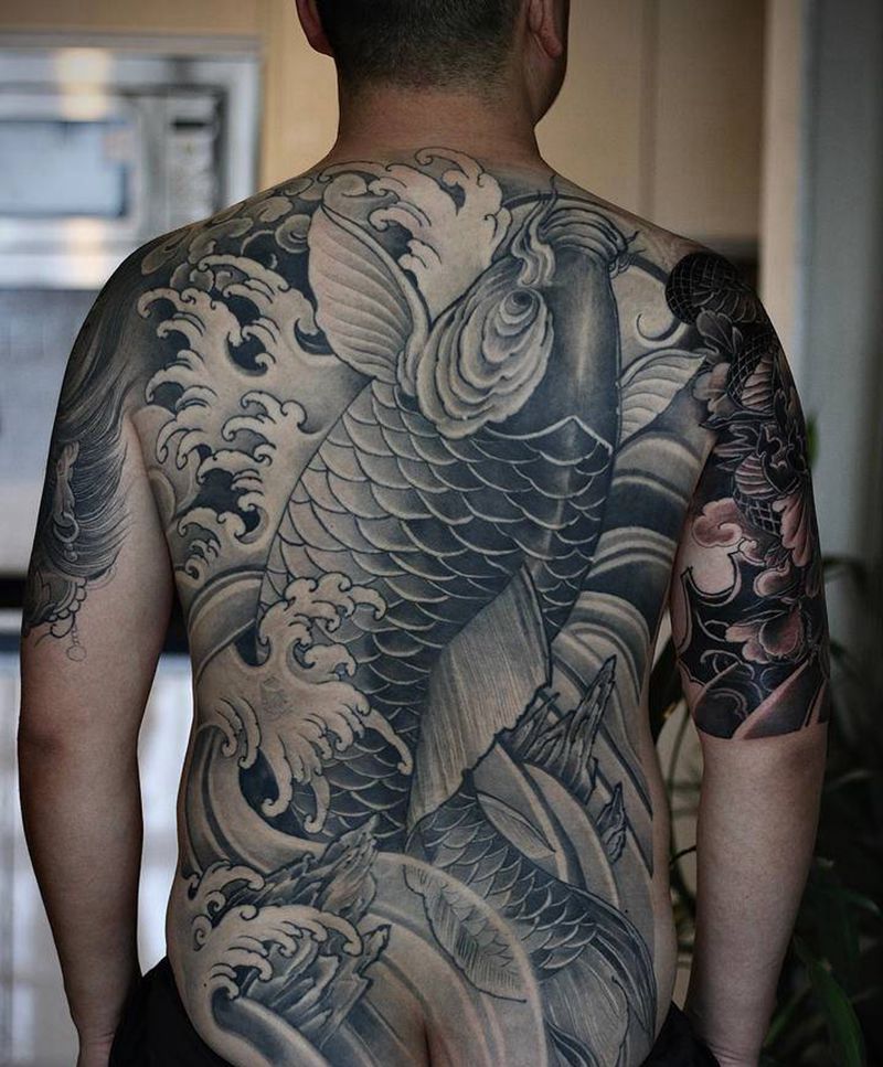 鲤鱼纹身纹身图片_背部新传统纹身图案