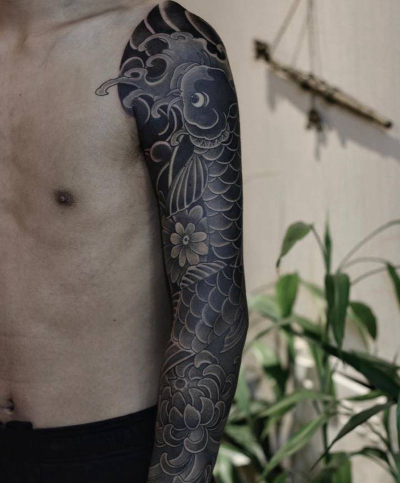 日式鲤鱼花臂纹身图片_手臂新传统花臂纹身纹身图案