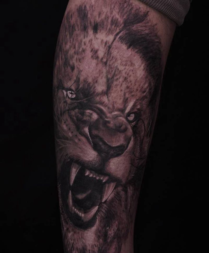 《獅醒》纹身图片_腿部欧美写实狮子纹身图案