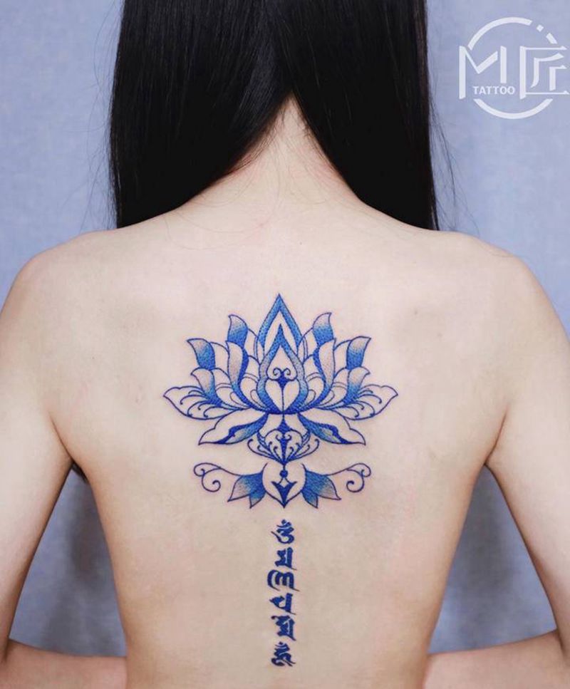 莲花纹身图片_背部点刺新传统荷花纹身图案