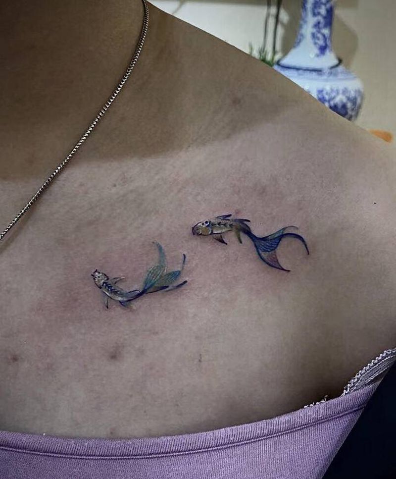 小鱼儿纹身图片_胸部水彩水墨纹身图案