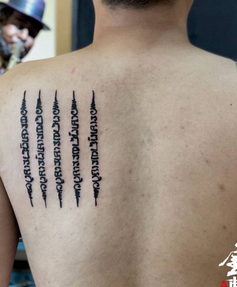 经文纹身图片_背部纹身图案