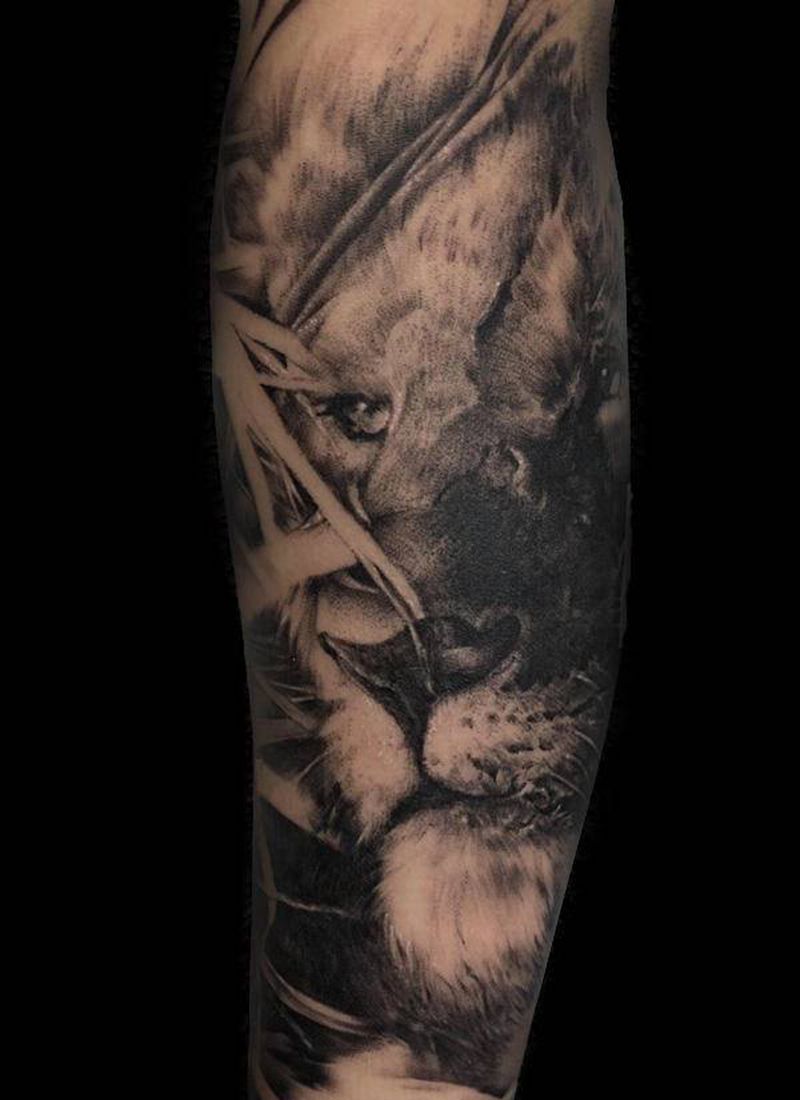 狮子纹身图片_手臂欧美写实纹身图案