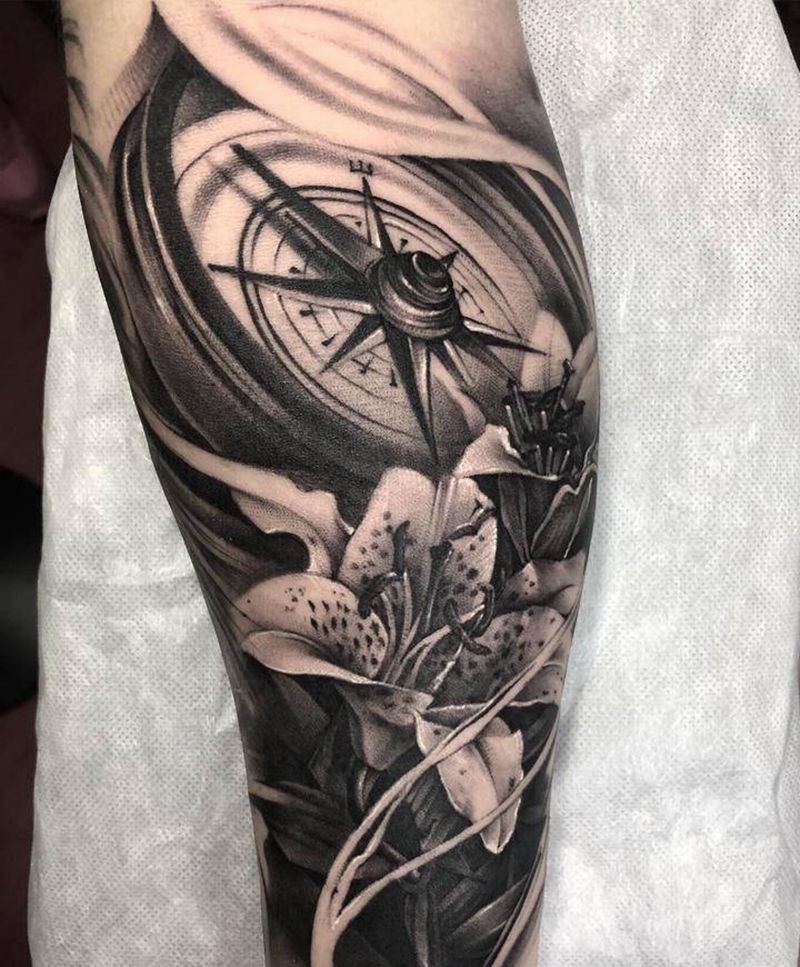 花配指南针纹身图片_手臂欧美写实纹身图案