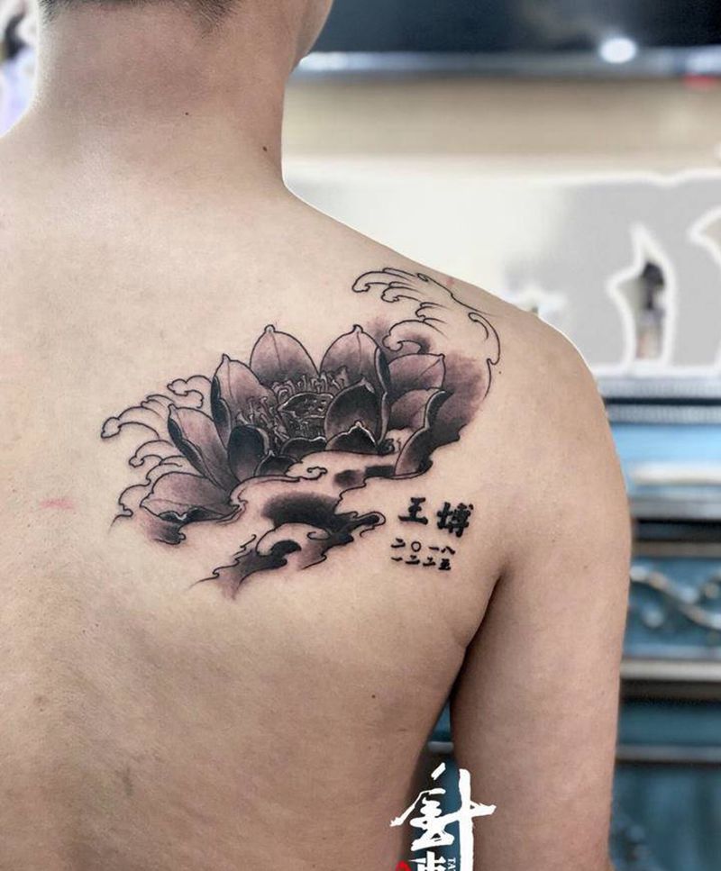 荷花➕枪纹身图片_肩部手臂纹身图案