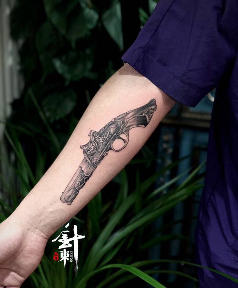 手枪纹身图片_手臂纹身图案