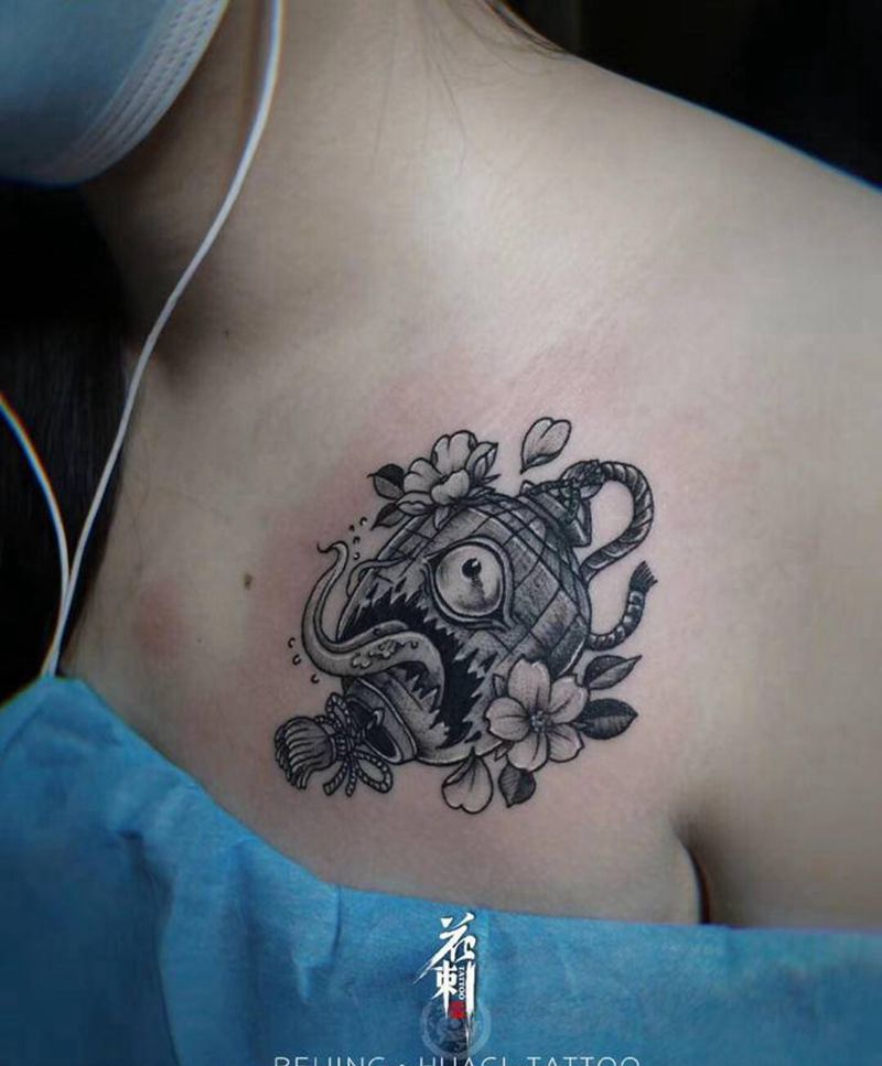 灯笼鬼纹身图片_肩部胸部欧美写实图腾灯笼鬼纹身图案