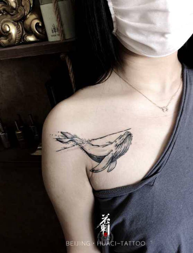 鲸纹身图片_颈部肩部几何纹身图案