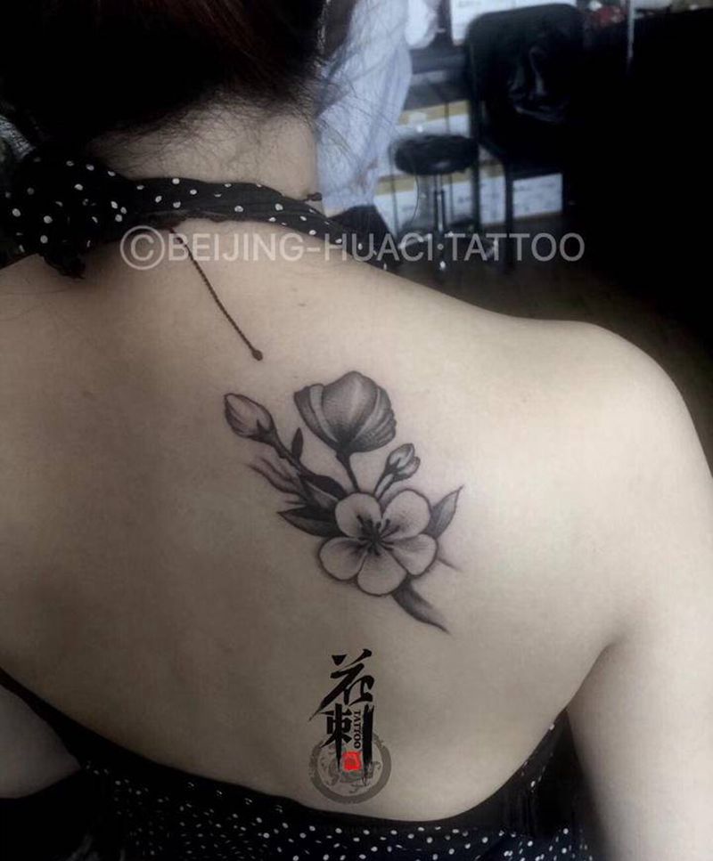 花纹身图片_背部肩部纹身图案