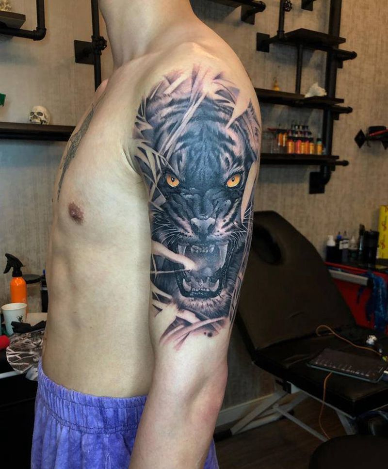 丛林猛虎。纹身图片_手臂欧美写实虎纹身图案