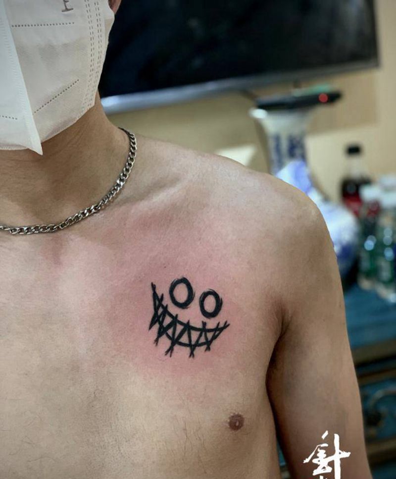 笑脸纹身图片_胸部纹身图案