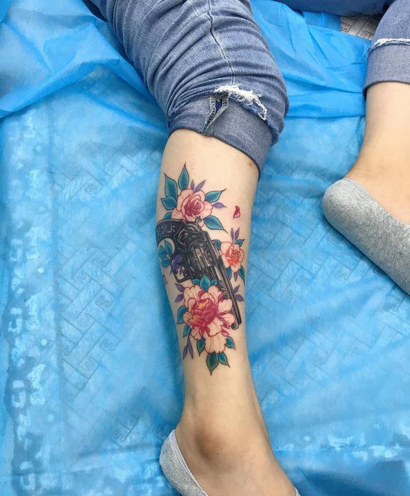 枪花纹身图片_腿部水彩纹身图案