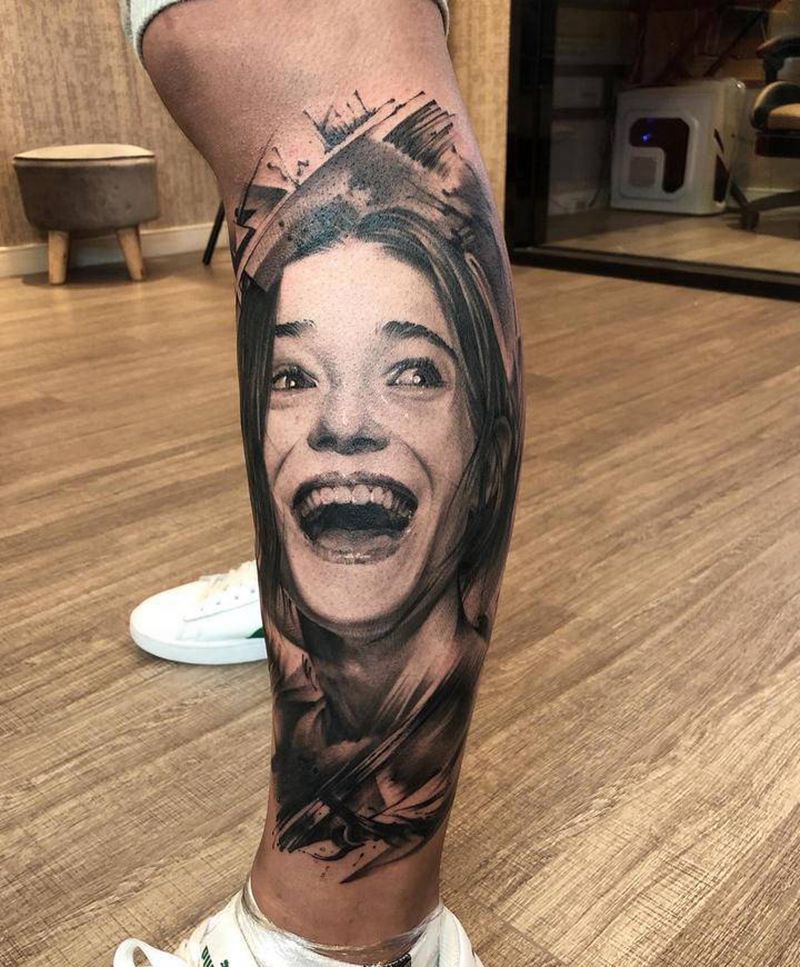 假笑纹身图片_腿部欧美写实纹身图案