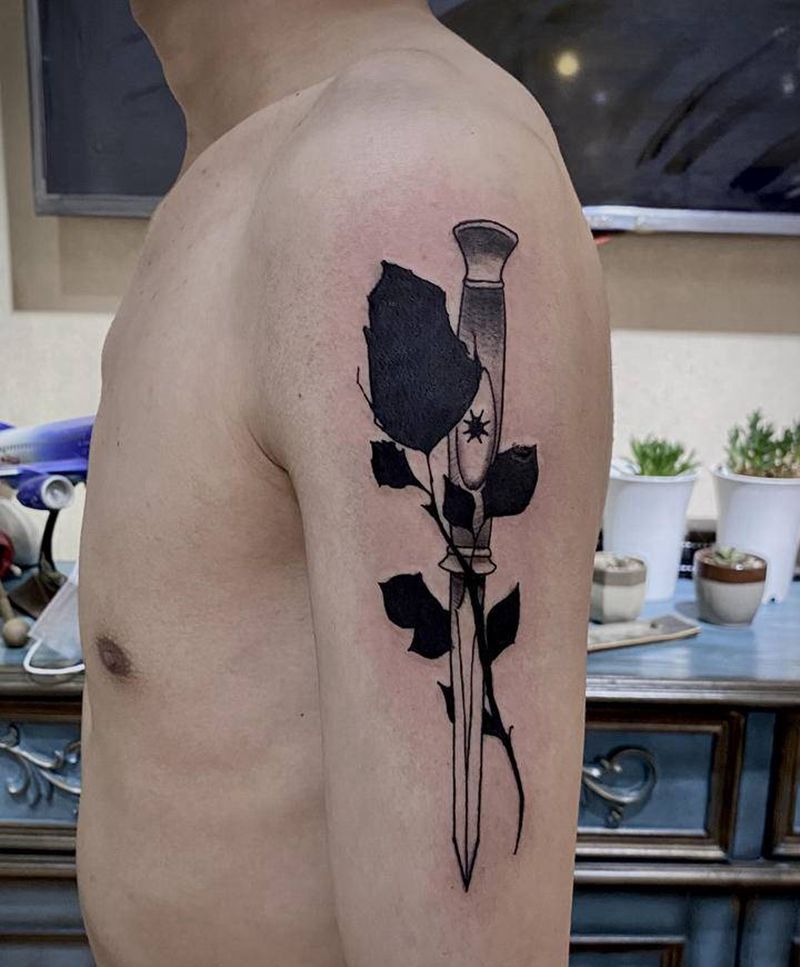 玫瑰匕首纹身图片_手臂纹身图案
