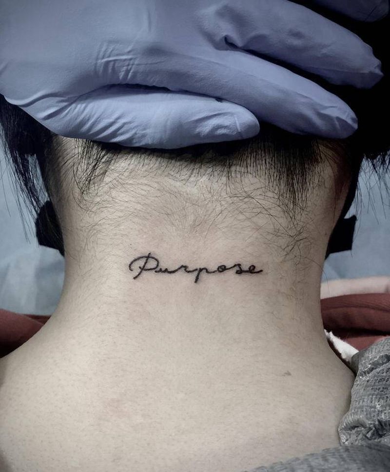 字母纹身图片_颈部纹身图案