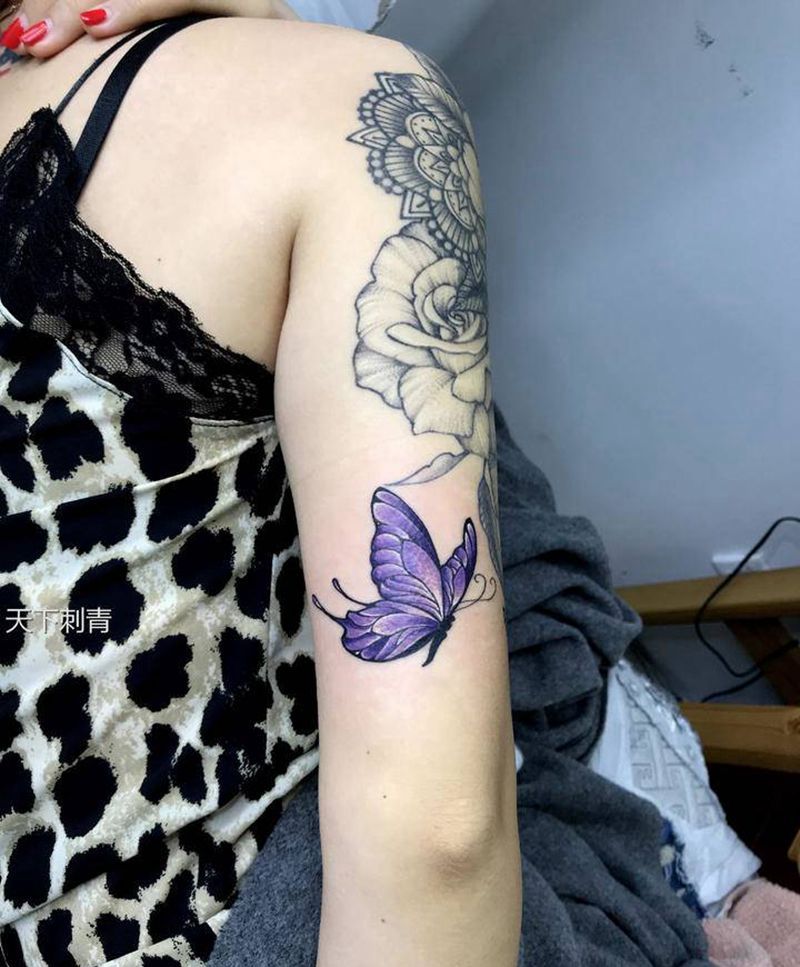 蝴蝶纹身纹身图片_手臂点刺蝴蝶纹身图案