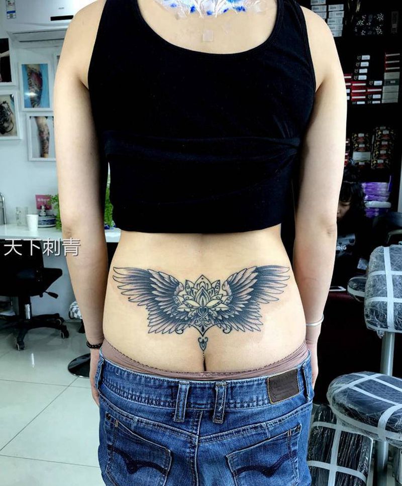 后腰翅膀纹身图片_腰部翅膀纹身图案
