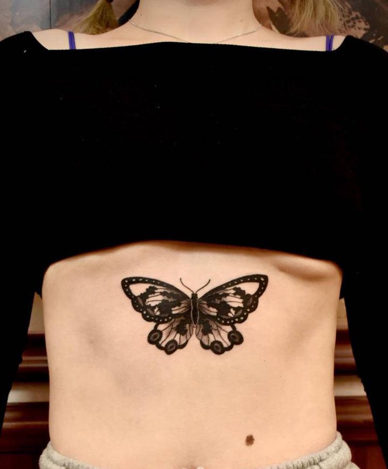 蝴蝶纹身图片_腹部纹身图案