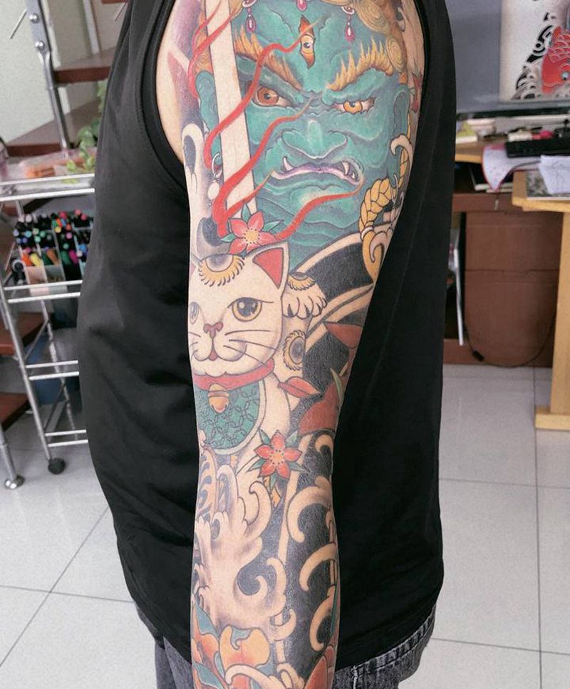 不动明王花臂纹身纹身图片_手臂新传统不动明王招财猫锦鲤纹身图案