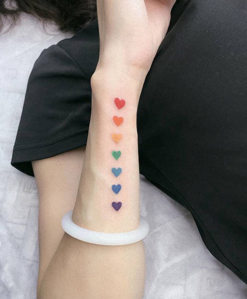 彩虹心纹身图片_手臂水彩桃心纹身图案
