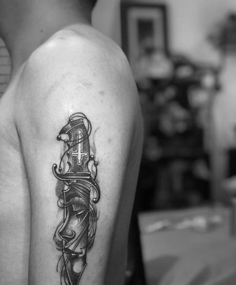 匕首纹身图片_手臂点刺纹身图案