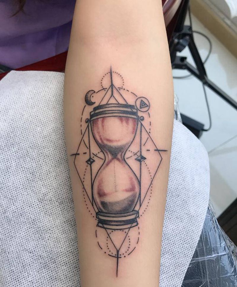 情侣沙漏纹身纹身图片_手臂几何点刺情侣纹身沙漏纹身图案