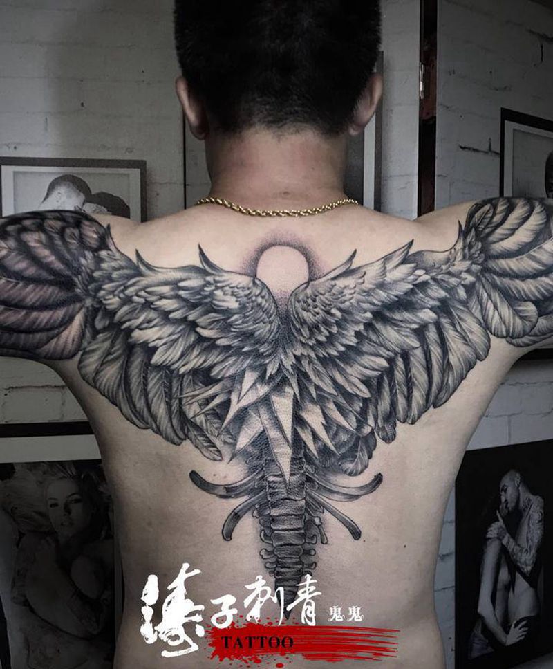 羽翼纹身图片_背部手臂点刺甩针纹身图案