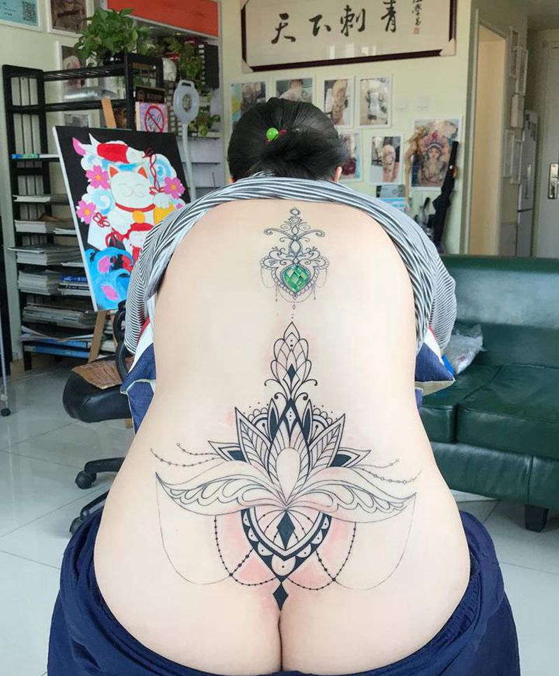 性感蕾丝，未完待续纹身图片_背部点刺几何蕾丝纹身美背纹身纹身图案