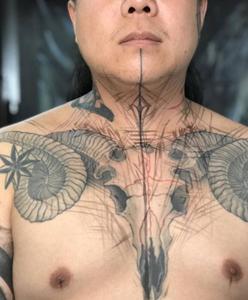 未完纹身图片_颈部纹身图案