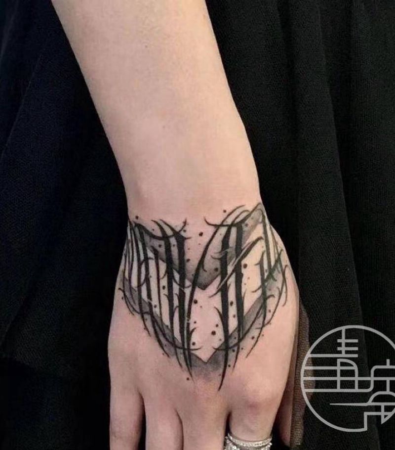 花体字纹身图片_手部花体字纹身图案