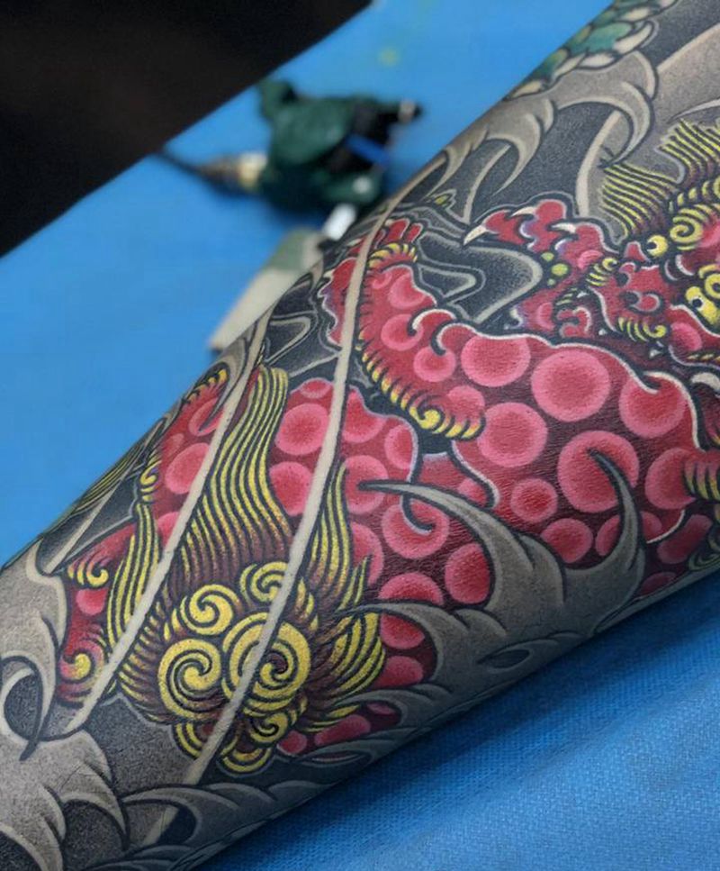 唐狮纹身图片_腿部老传统新传统纹身图案