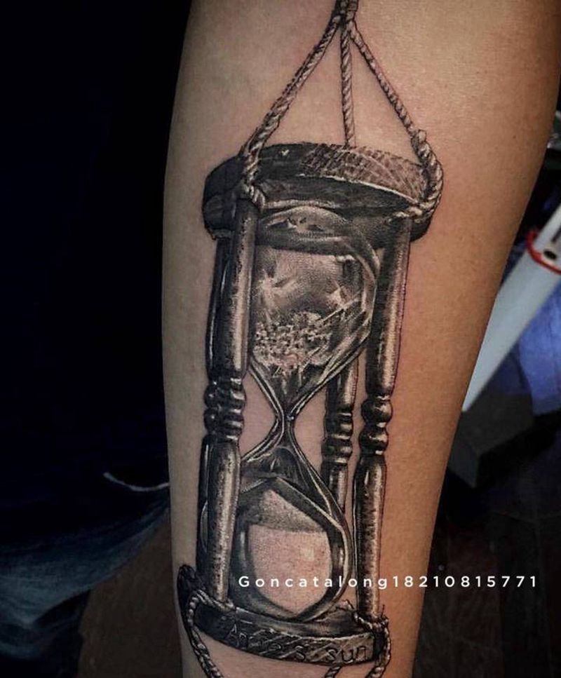 沙漏纹身图片_手臂欧美写实沙漏纹身图案