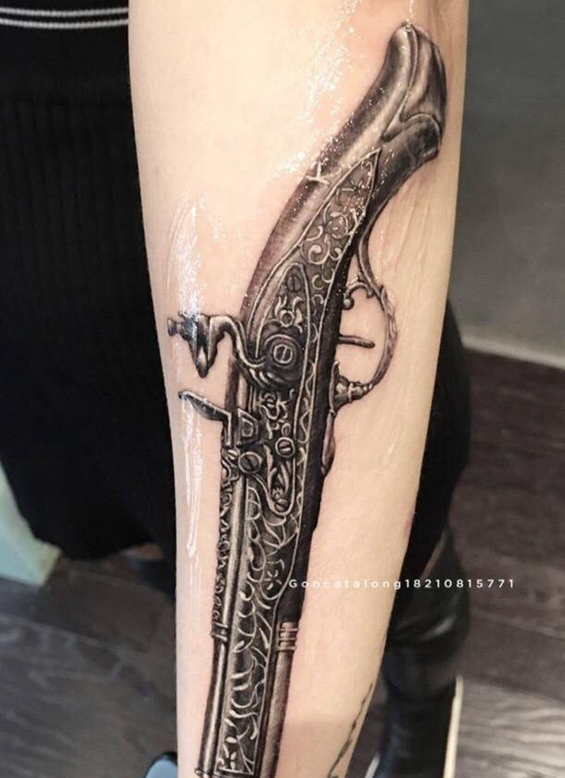 复古手枪纹身图片_手臂欧美写实枪纹身图案