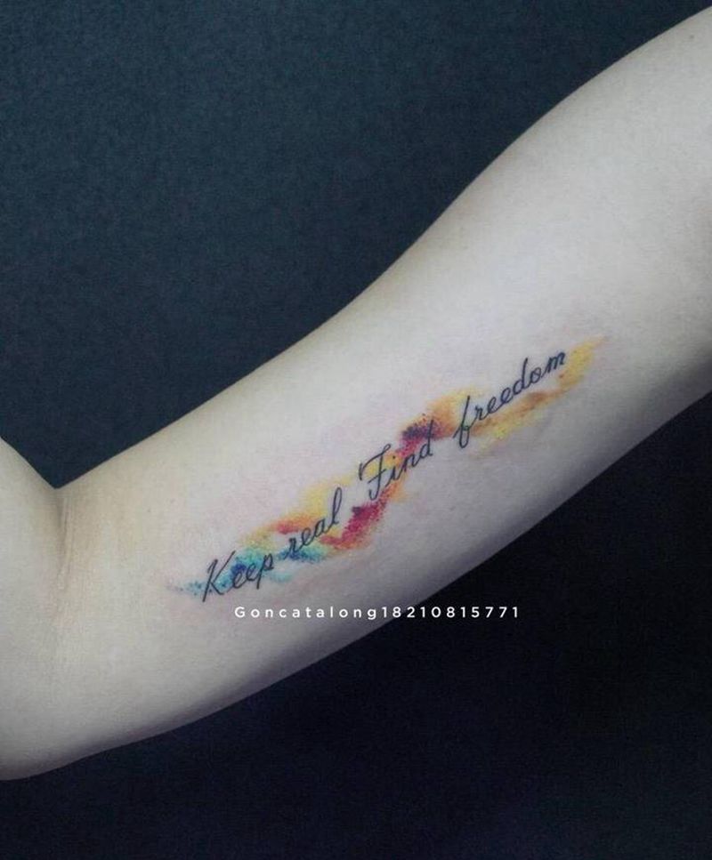 英文纹身图片_手臂水彩点刺英文纹身图案