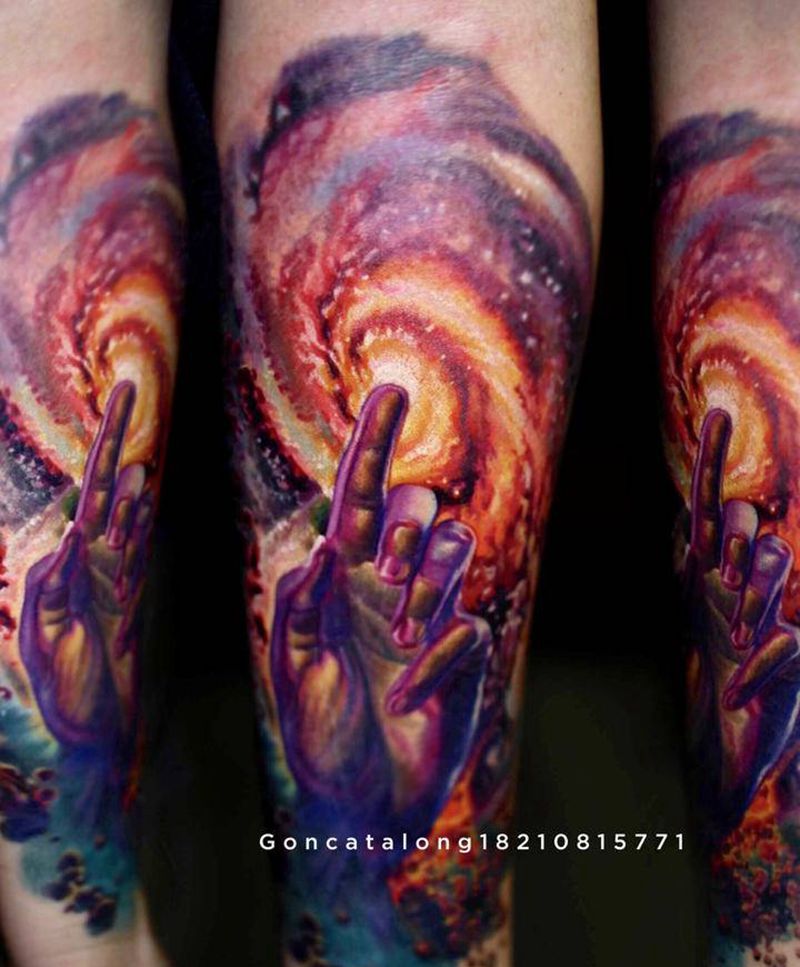 星空 点穴手纹身图片_手臂欧美写实手 星空纹身图案