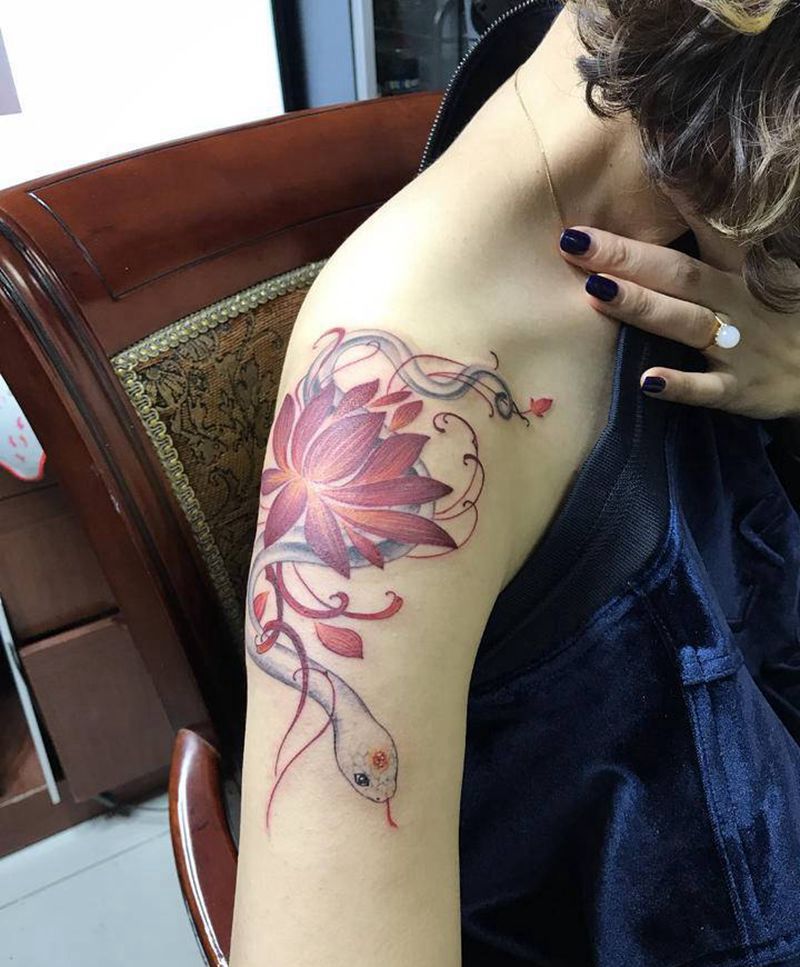 花与蛇纹身图片_手臂肩部蛇纹身图案