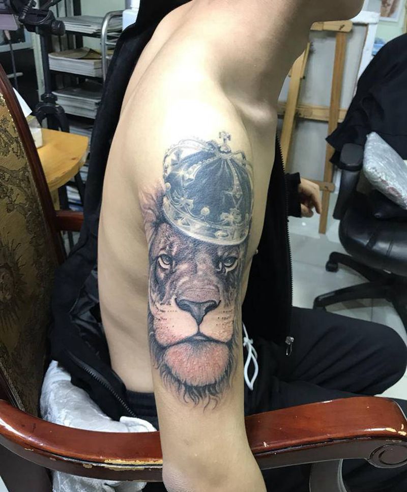 狮子王纹身纹身图片_手臂欧美写实狮子皇冠纹身图案