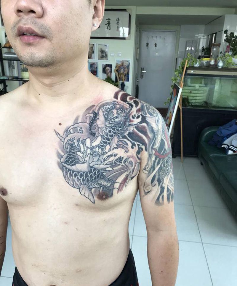 双鱼与大圣纹身图片_胸部肩部新传统鱼大圣美猴王纹身图案