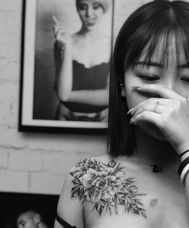 肩花纹身图片_肩部素花纹身图案