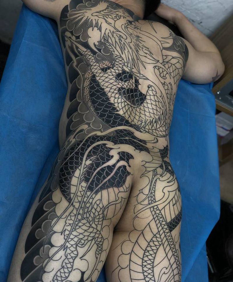 满背龙纹身图片_老传统纹身图案