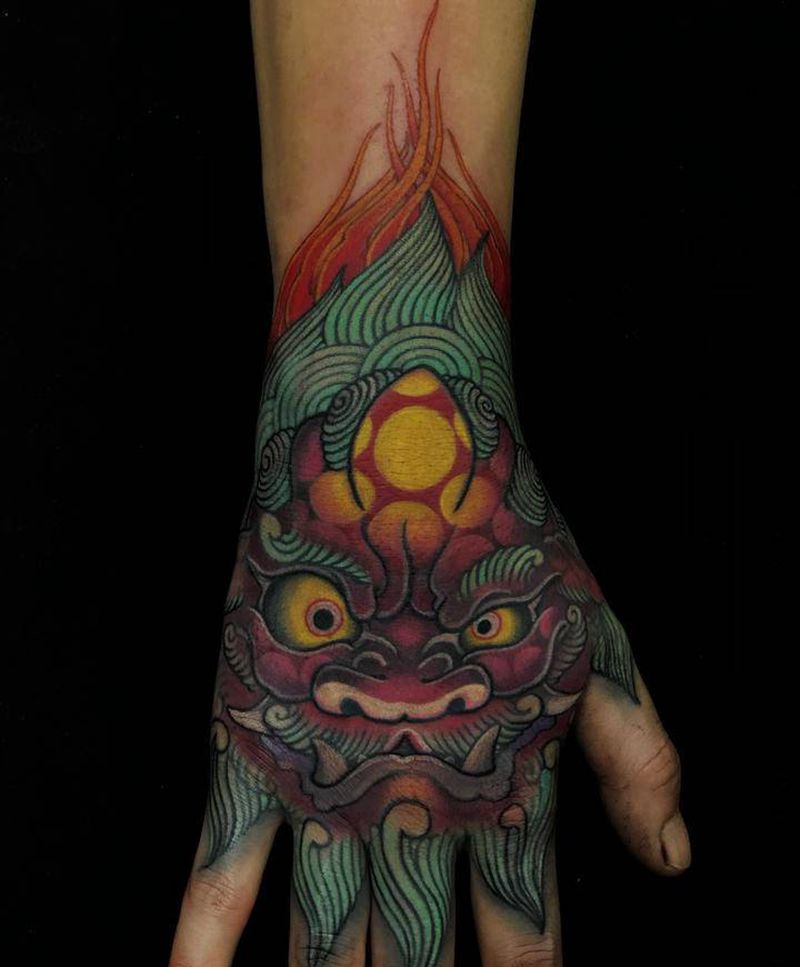 手背唐狮纹身图片_手部纹身图案