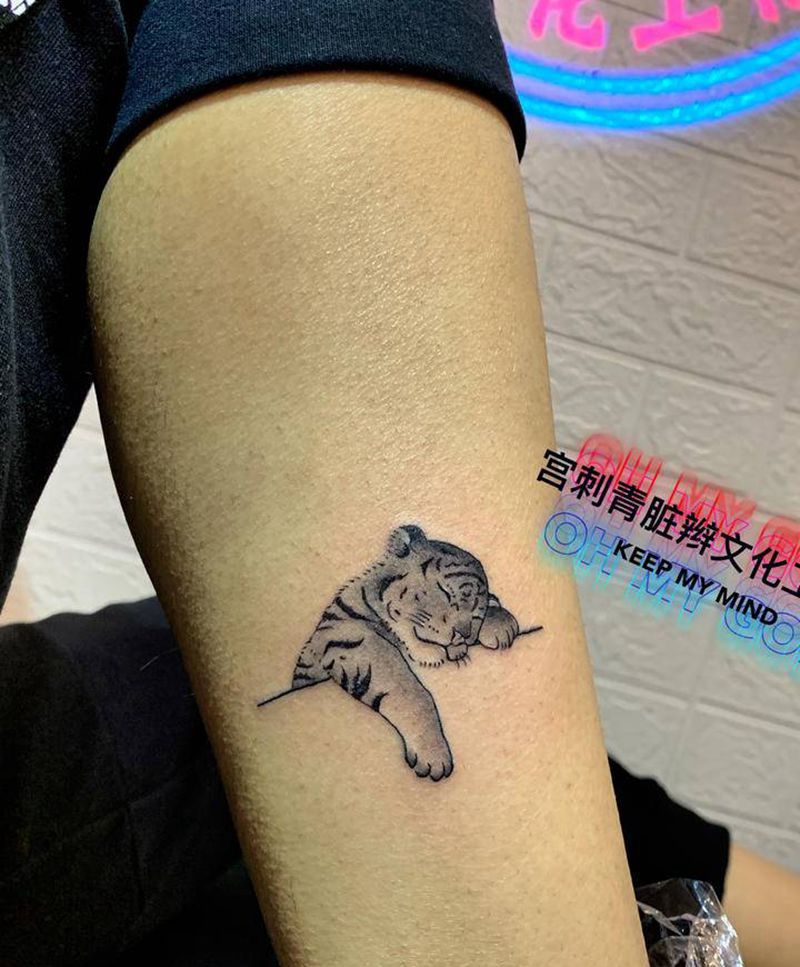 小老虎纹身图片_腿部新传统小清新纹身图案