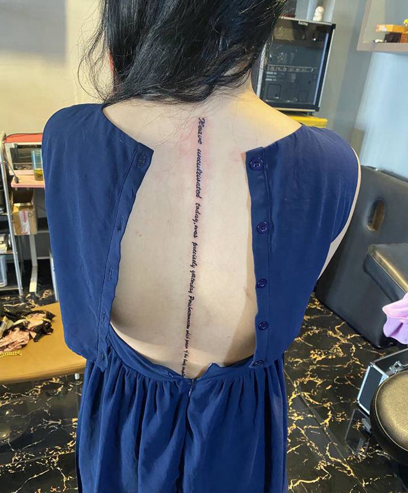 具有性感的小英文纹身图片_背部纹身图案