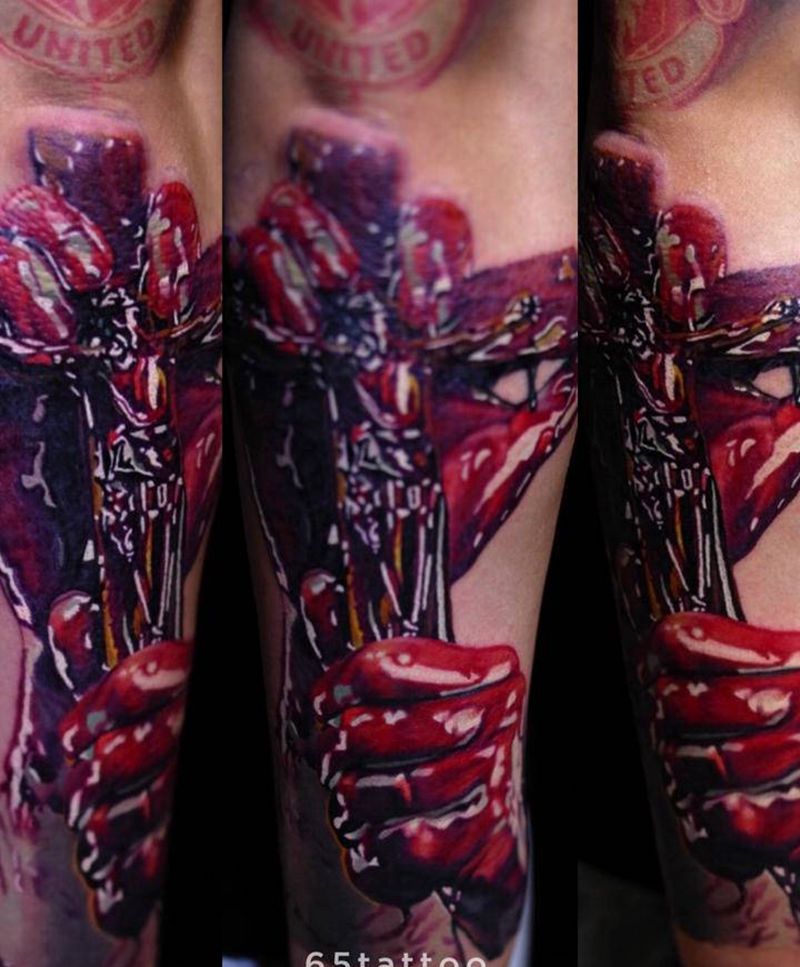 十字架纹身图片_手臂欧美写实纹身图案