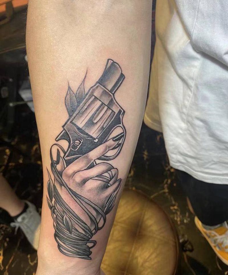 手枪纹身图片_手臂手部New School几何欧美纹身图案