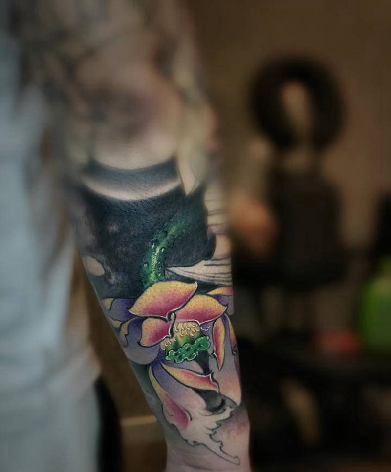 荷花纹身图片_手臂纹身图案