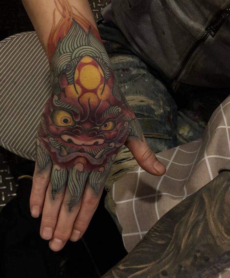 手背唐狮纹身图片_手部纹身图案