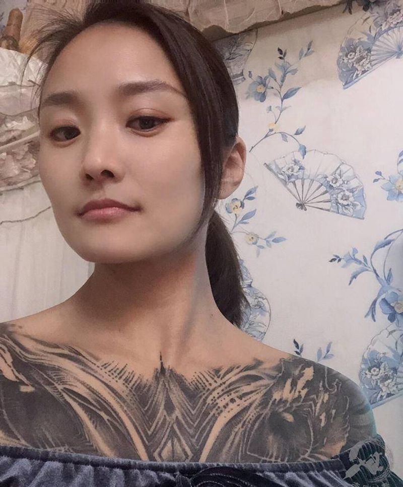 大V纹身图片_胸部纹身图案